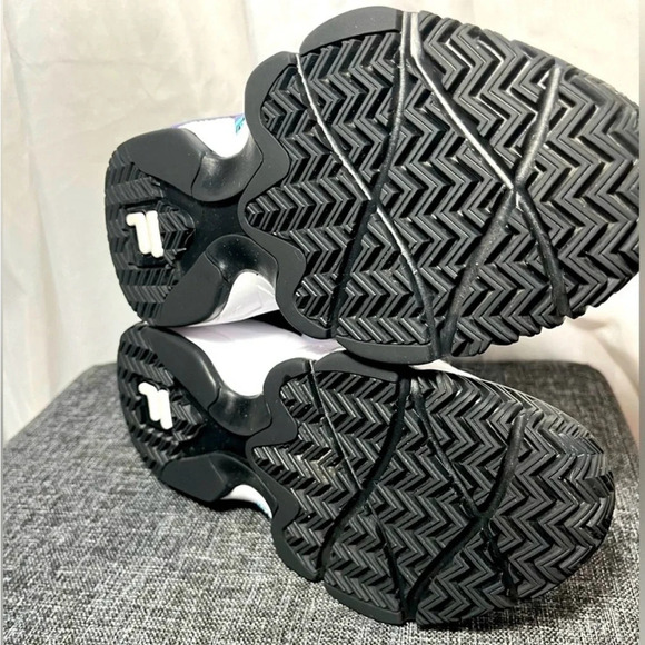 Fila Limited Edition Jamal Mashburn
Basketball sneaker Ltd Ed - Men 5.5/Women 7 - Picture 8 of 9